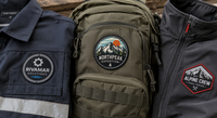 Usos de parches para coser personalizados en ropa y mochilas